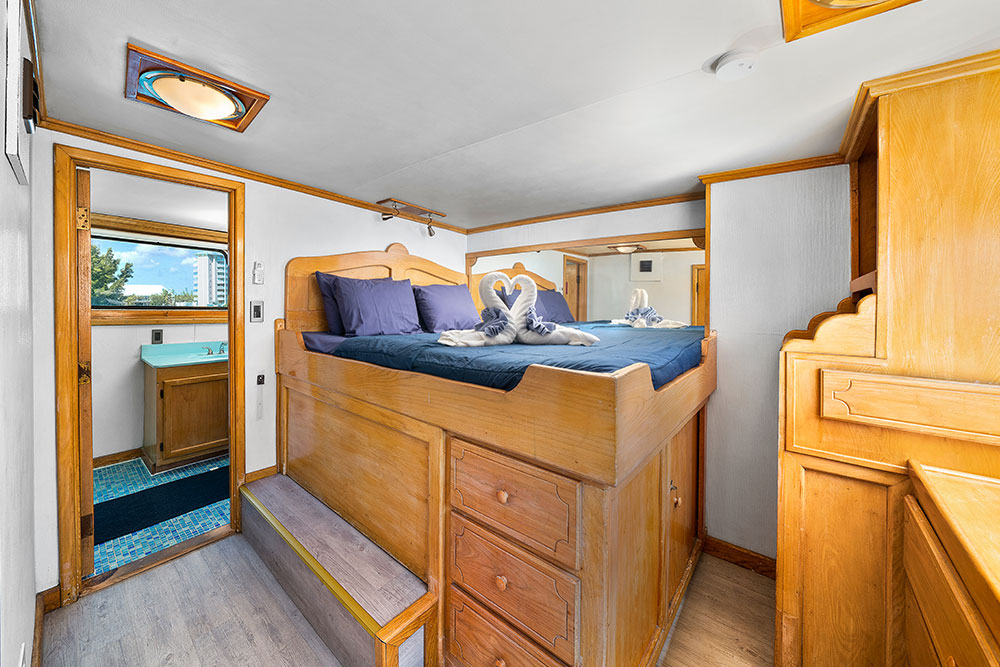 bahamas-master-cabin-8-lr