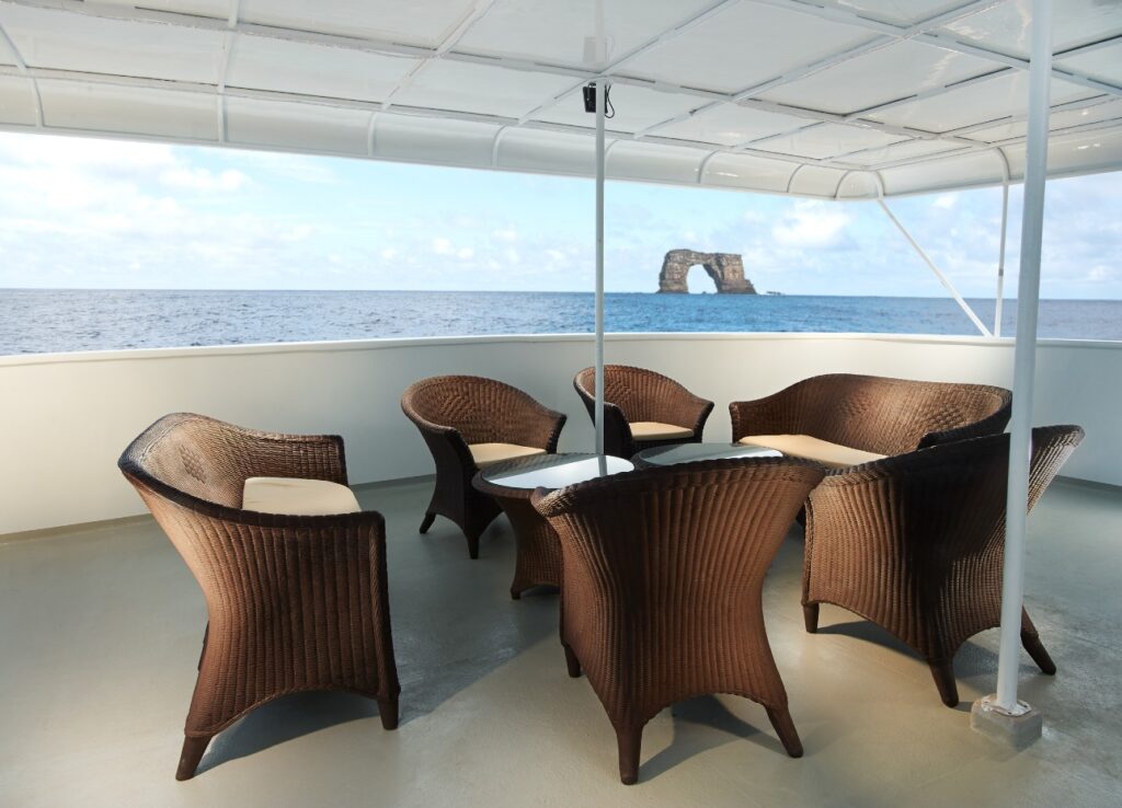 galapagos-master-outdoor-lounge