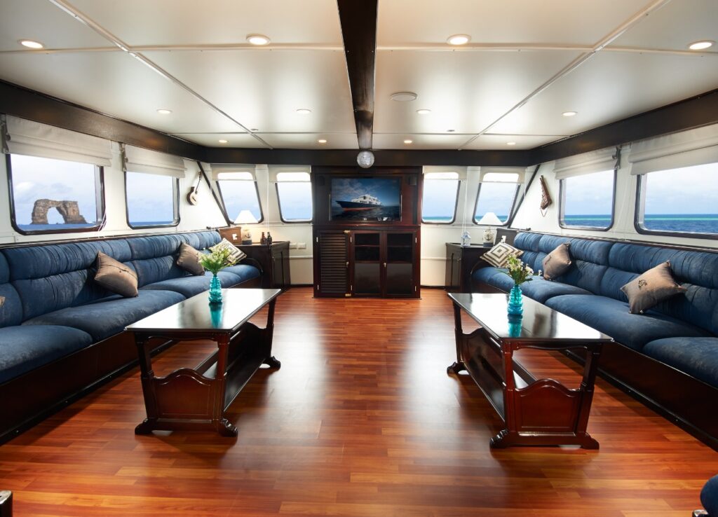 galapagos-master-saloon