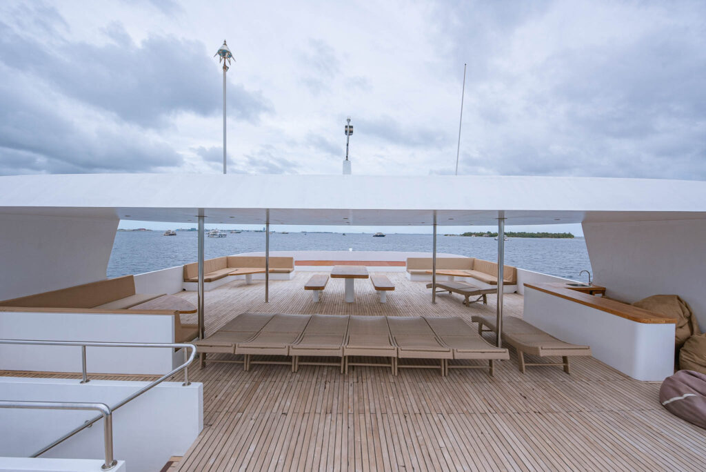 13 – sundeck