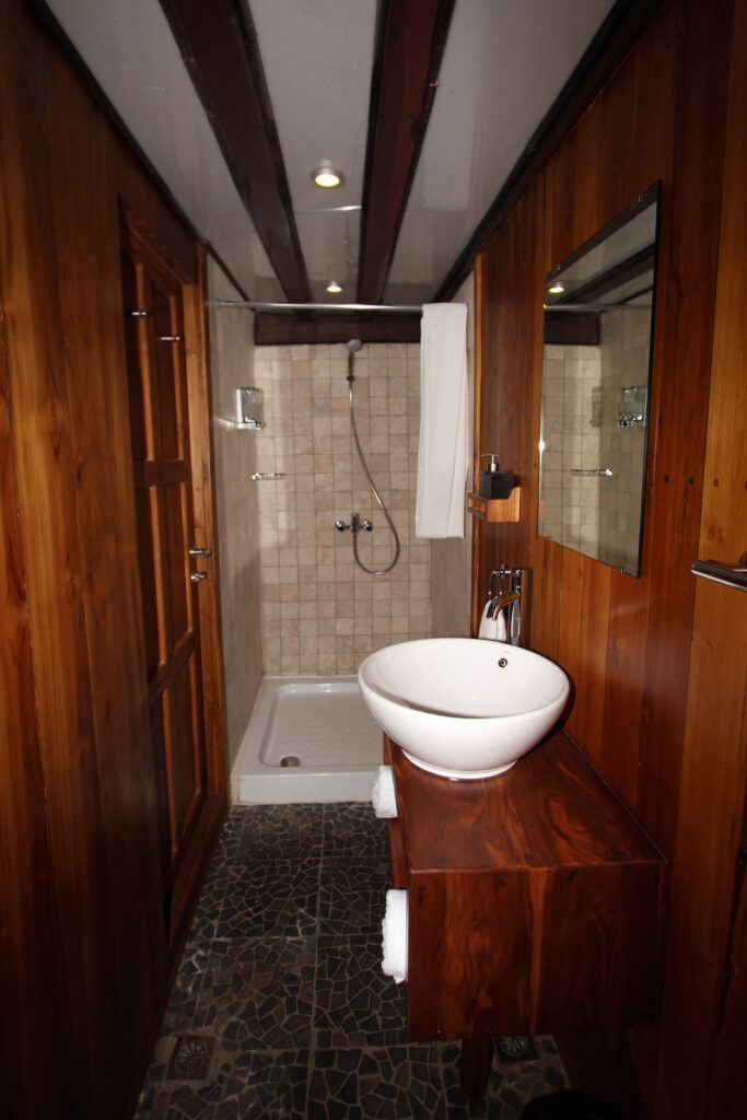 IMG_0230_lower_deck_cabin_15_bathroom