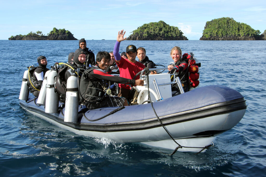 IMG_0807_dinghi_with_guests