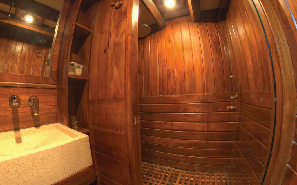 d1_below-deck_master-cabin-5_bath_01jpg