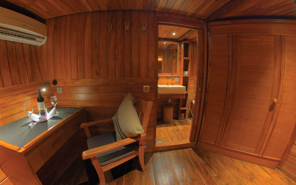 d1_below-deck_standard-cabin-1_03jpg