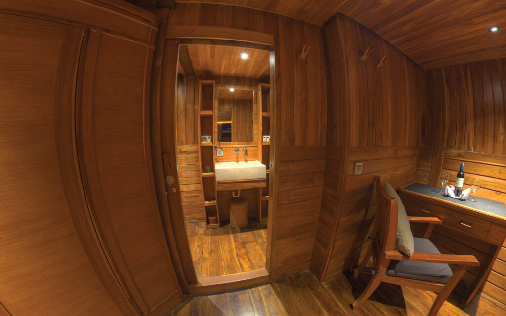 d1_below-deck_standard-cabin-3_03jpg