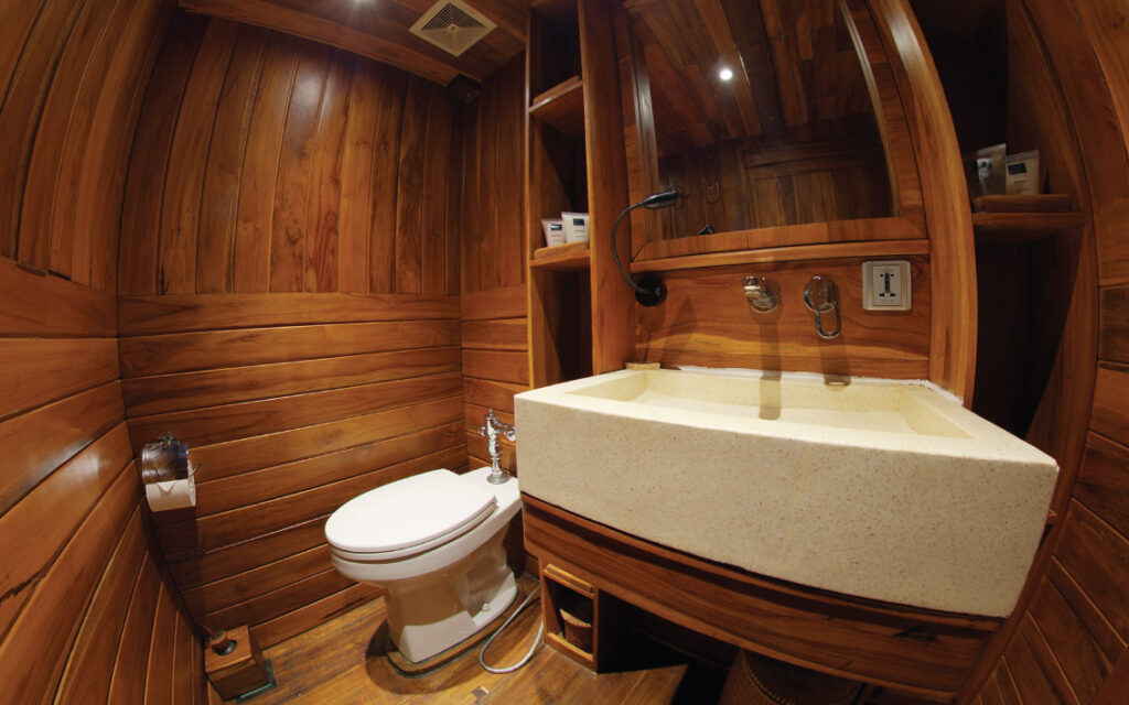 d1_below-deck_standard-cabins_bath_03jp