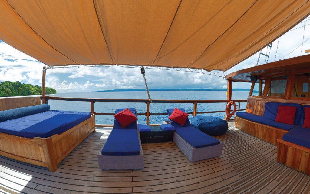 d1_bridge-deck_front-sundeck_02jpg