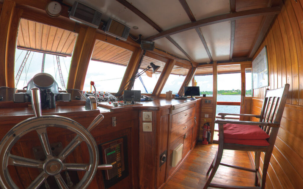 d1_bridge-deck_wheelhouse_01jpg