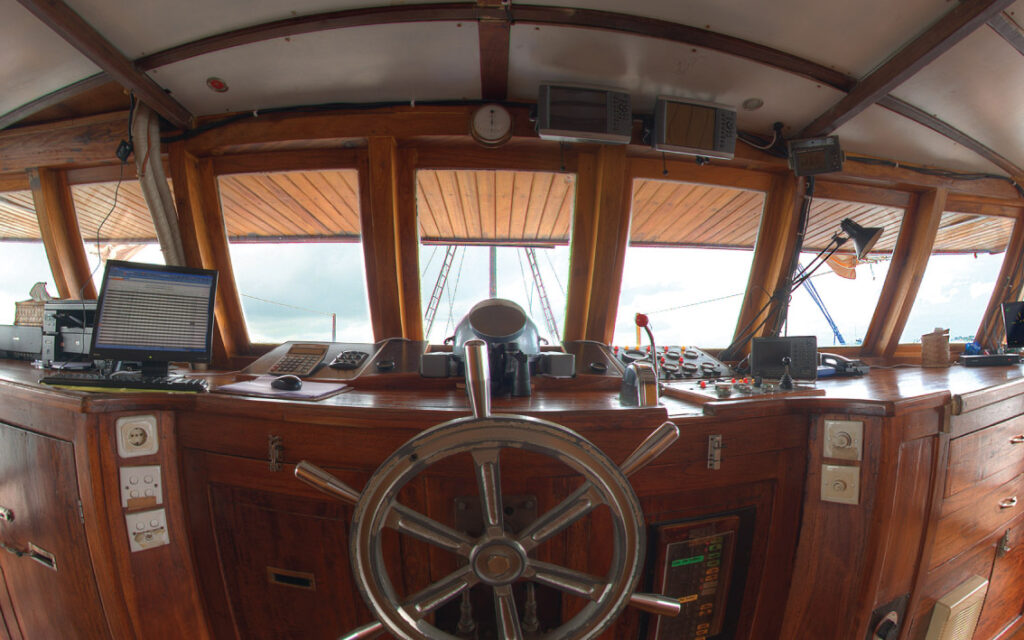 d1_bridge-deck_wheelhouse_02jpg