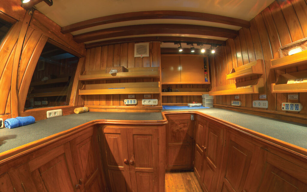 d1_main-deck_camera-room_01jpg