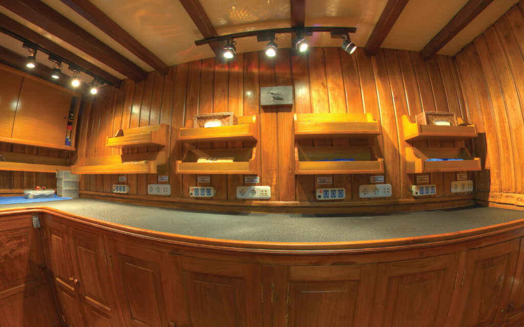 d1_main-deck_camera-room_02jpg