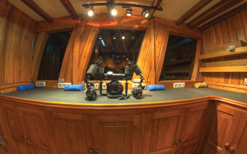 d1_main-deck_camera-room_04jpg
