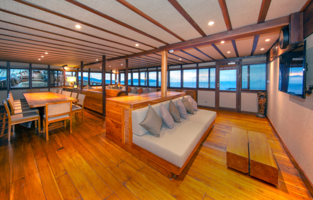 Coralia-Liveaboard-Restaurant