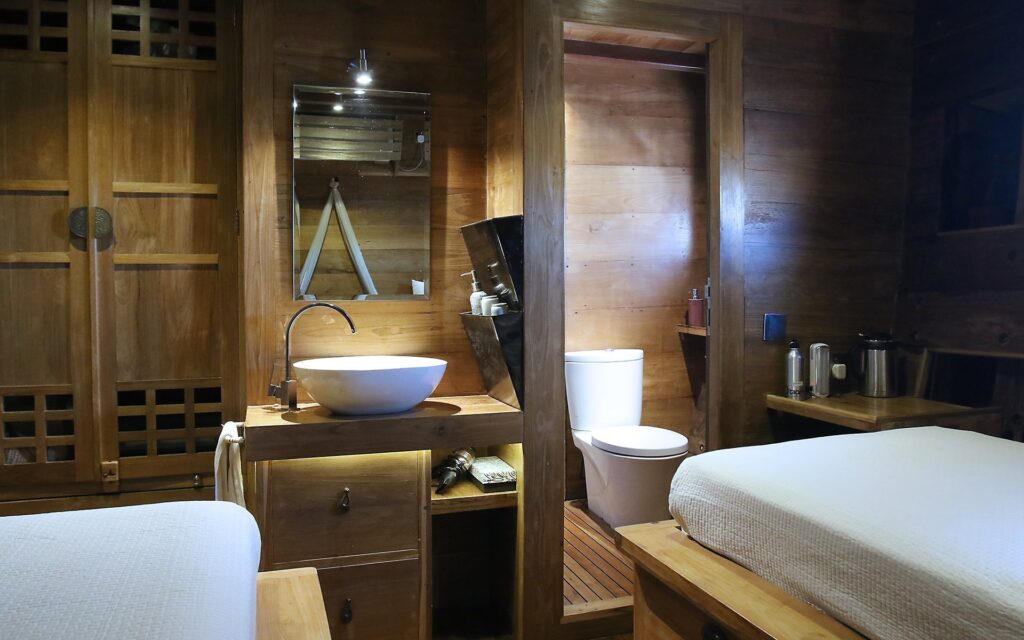 cabins-1920x800_0010_cabins