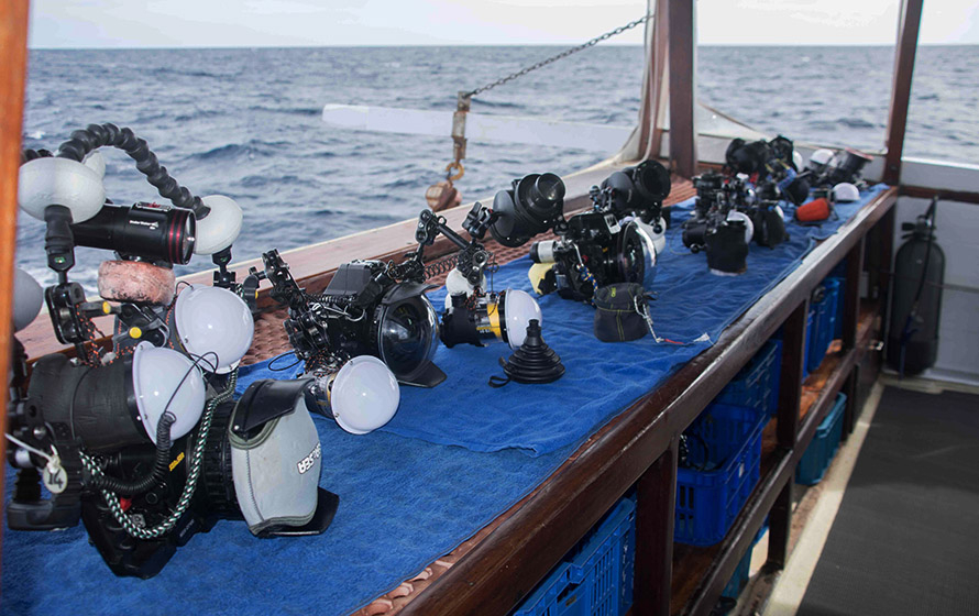 camera-table-ondina-liveaboard-indonesia
