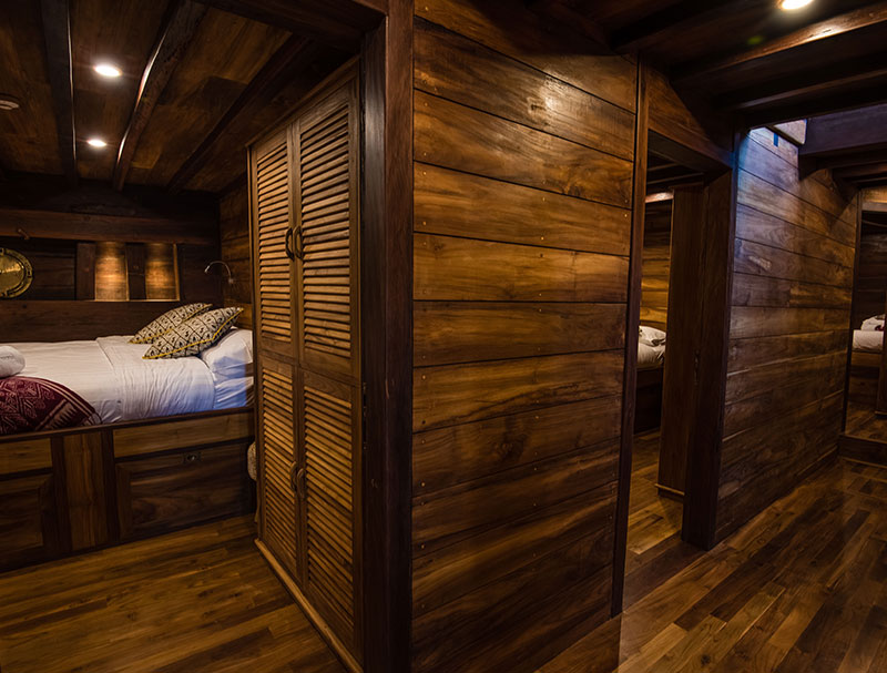 hallway-showing-room-large