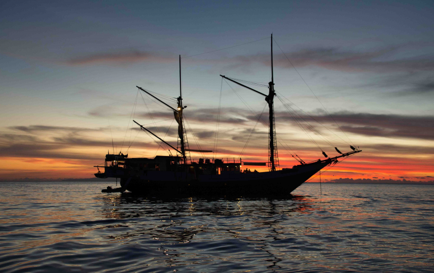 ondina-sunset-liveaboard-indonesia