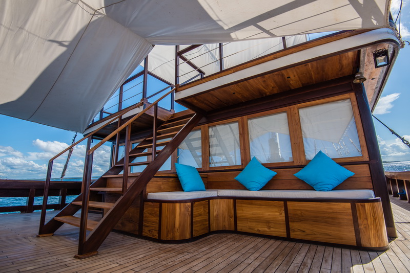 samambaia-liveaboard-dive-deck-day-bed