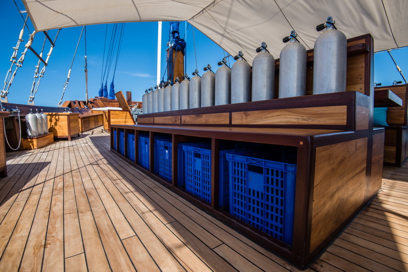samambaia-liveaboard-dive-deck-dive-gear-storage