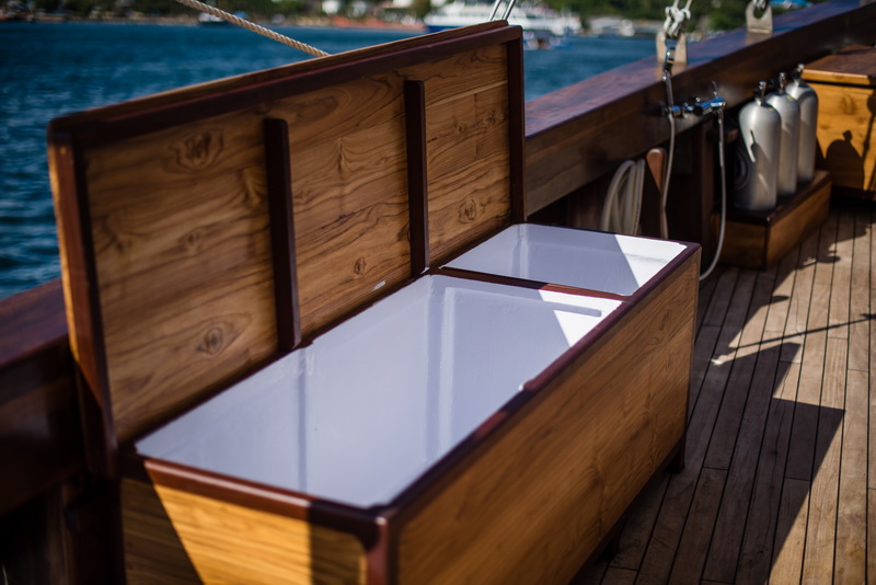 samambaia-liveaboard-dive-deck-dive-rinse-tanks