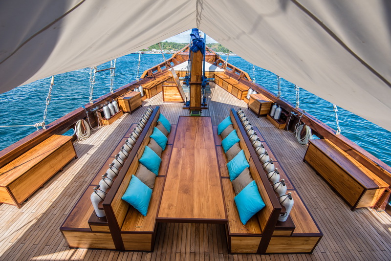 samambaia-liveaboard-dive-deck-overview