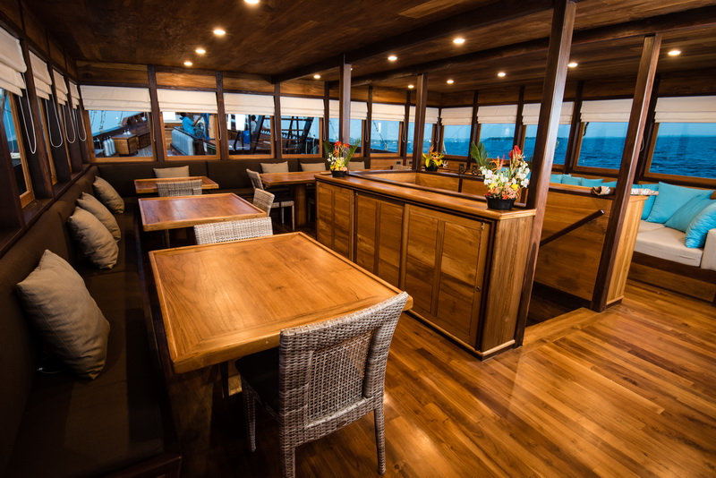 samambaia-liveaboard-restaurant-dinning-tables