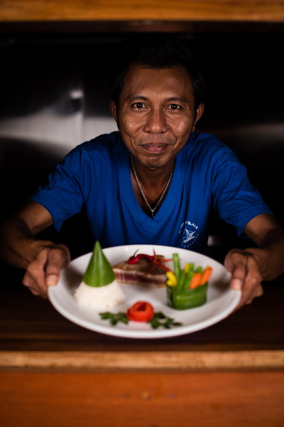 samambaia-liveaboard-restaurant-serving-food