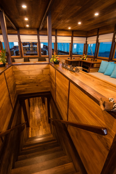 samambaia-liveaboard-restaurant-stairs-to-guest-cabins