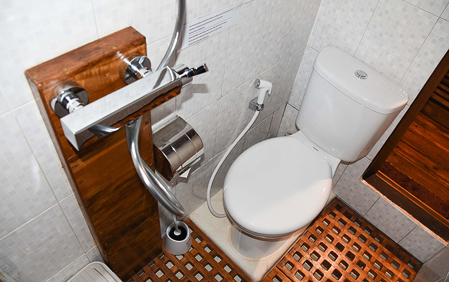 toilet-liveaboard-ondina-indonesia